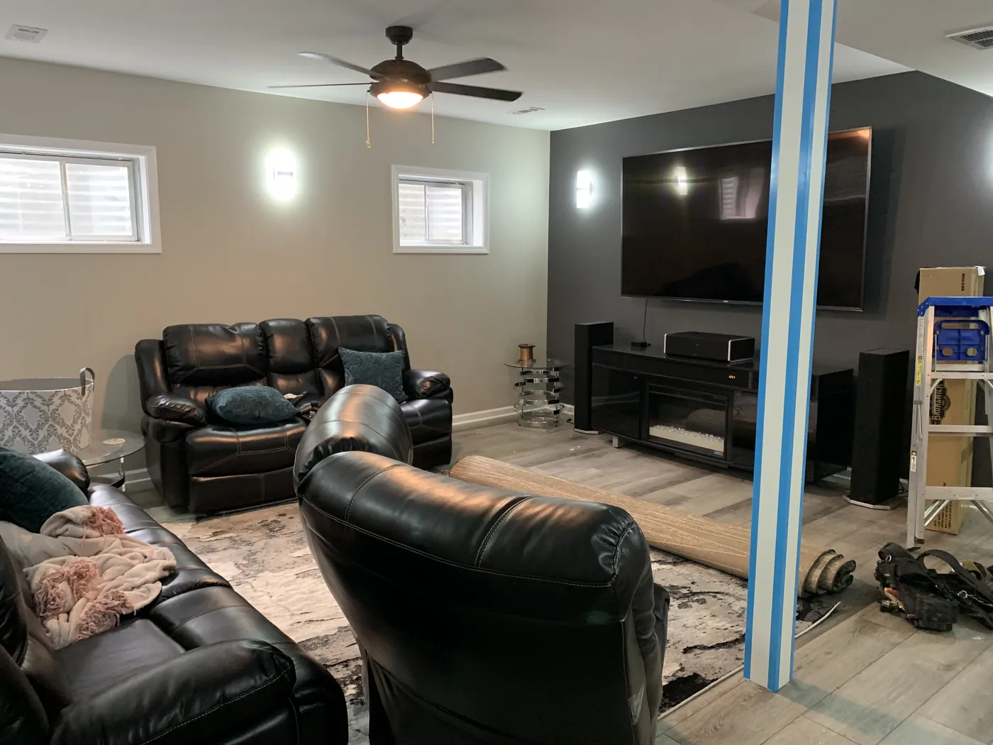 Ceiling fan and mounted TV wiring in a living room by Tritan
